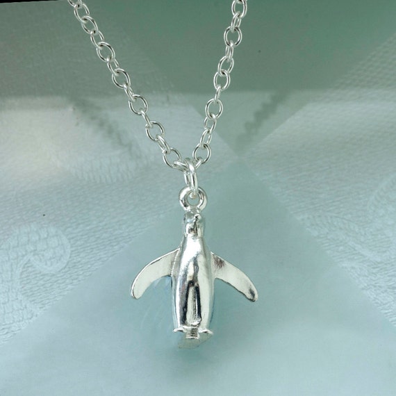 Ciondolo Pinguino Sciatore In Argento 925 – Gioiello Invernale Con Berretto Blu – Regalo Per Amanti Sci E Natale