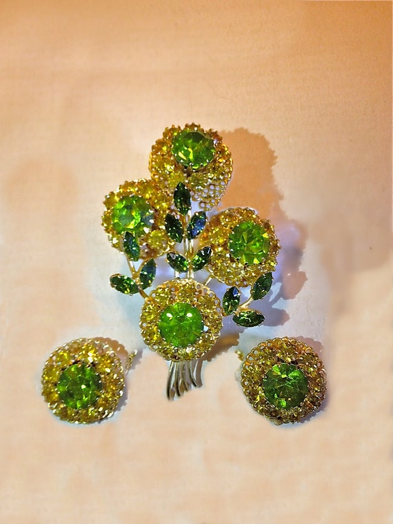 Items similar to Stunning Vintage Brooch and Earring Set on Etsy