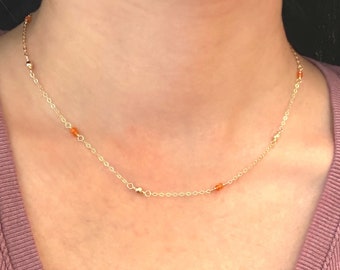 Elegant äkta karneolhalsband i guld - Enkel ädelstenshalsband - Minimalistiska halsband för kvinnor - Presentidéer för kvinnor