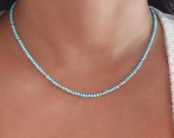 Delikatny turkusowy naszyjnik z koralikami • Biżuteria wypełniona 14-karatowym złotem • Minimalistyczny naszyjnik warstwowy • Ręcznie robiony prezent dla niej