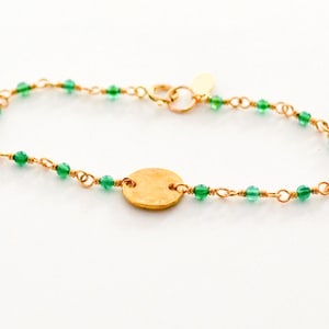 Zierliche Grüne Jade Armband, Gold gefüllt Münze Armband /Delicate Schmuck / Grüner Edelstein Armband, Grüner Kreis Bettelarmband, Sommer Schmuck