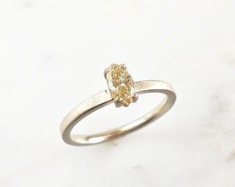 Anillo de diamantes talla marquesa color champán en oro blanco de 14k: Anillo de compromiso solitario
