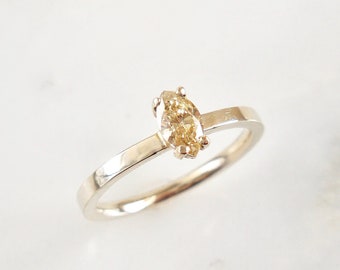 Anillo de promesa con diamantes talla marquesa color champán: oro blanco de 14k