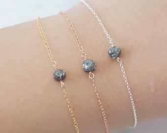 Pulseira com diamantes cinza brutos: corrente em prata de lei ou banhada a ouro.