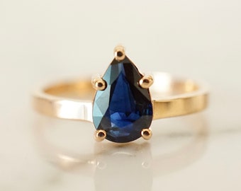 Anillo de compromiso con zafiro en forma de pera: azul marino de 0,83 ct, oro rosa de 14k