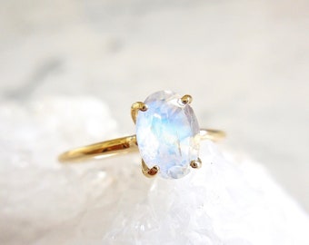 Anillo ovalado delicado con piedra lunar: Oro de 14k, piedra natal de junio.