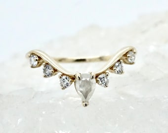 Anillo de boda curvo de oro amarillo de 14k con diamante en forma de pera, anillo de oro con tiara