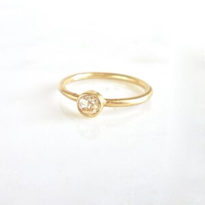 Anillo de moissanita: engaste de oro de 14k, talla 6.5, talla rosa.
