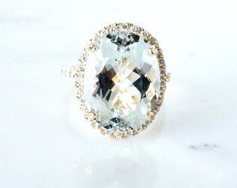Anillo ovalado con halo de aguamarina y diamantes: Oro amarillo de 14k, piedra natal de marzo.