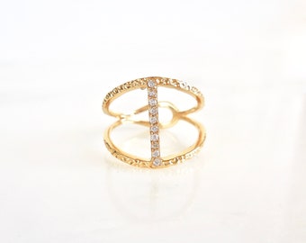 Anillo llamativo de oro de 14k: Anillo con barra de diamantes