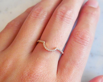 Anillo de boda curvo de oro amarillo de 14k con diamantes, anillo apilable, diamantes naturales.