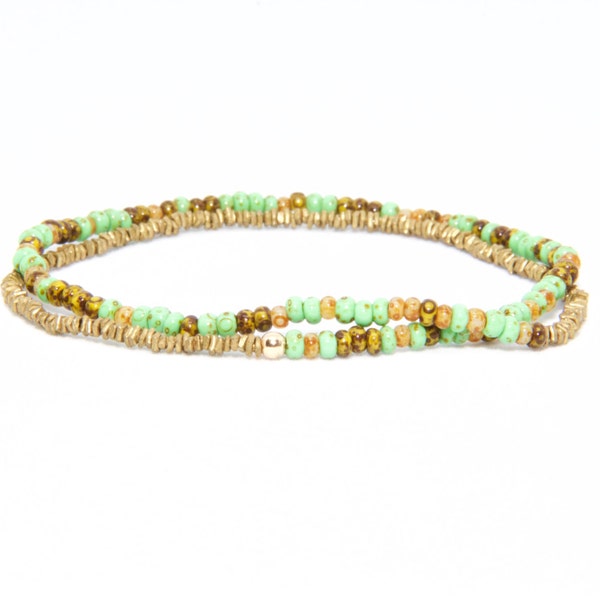 Bracelet de perles en or jaune 14K solide - plage Boho Stretch cordon - verre en laiton Beige & vert - homme femme unisexe cadeau lui son