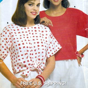 Pode incluir: Imagem de moda com duas mulheres usando tops de verão. Uma mulher usa um top branco com bolinhas vermelhas, amarrado na cintura. A outra mulher usa um top vermelho liso. Ambas combinam com calças brancas e pulseiras vermelhas e brancas.