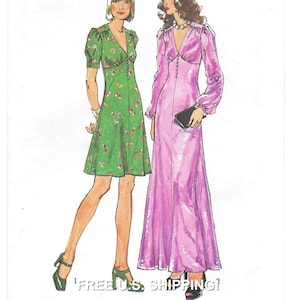 Puede incluir: Ilustración de dos vestidos vintage. Uno es un vestido verde de manga corta con estampado floral y cuello en V. El otro es un vestido largo rosa con mangas largas y cuello en V. Ambos vestidos tienen detalles de botones.
