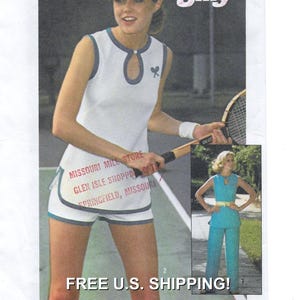 Könnte beinhalten: Ein Vintage-Schnittmusterumschlag mit einer weißen ärmellosen Tennis-Tunika mit blauem Besatz und Schlüsselloch-Ausschnitt, kombiniert mit passenden Shorts. Ein kleinerer Einsatz zeigt eine blaue Tunika und Hose. Text enthält MISSOURI MILL STORE.