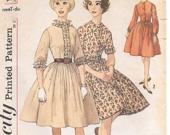 A Short, 3/4 or Long Sleeve, Full Skirt, Buttoned Bodice Dress Pattern for Pre-Teens: Size 12 Bust 31&quot; • Simplicity 4581 ~ Free Shipping!