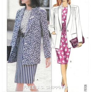 Puede incluir: Se muestran dos conjuntos. Uno presenta una blazer azul marino con lunares blancos, una falda a rayas blancas y azul marino y una blusa blanca. El otro conjunto incluye una blazer blanca, un vestido floral rosa y un clutch rosa.