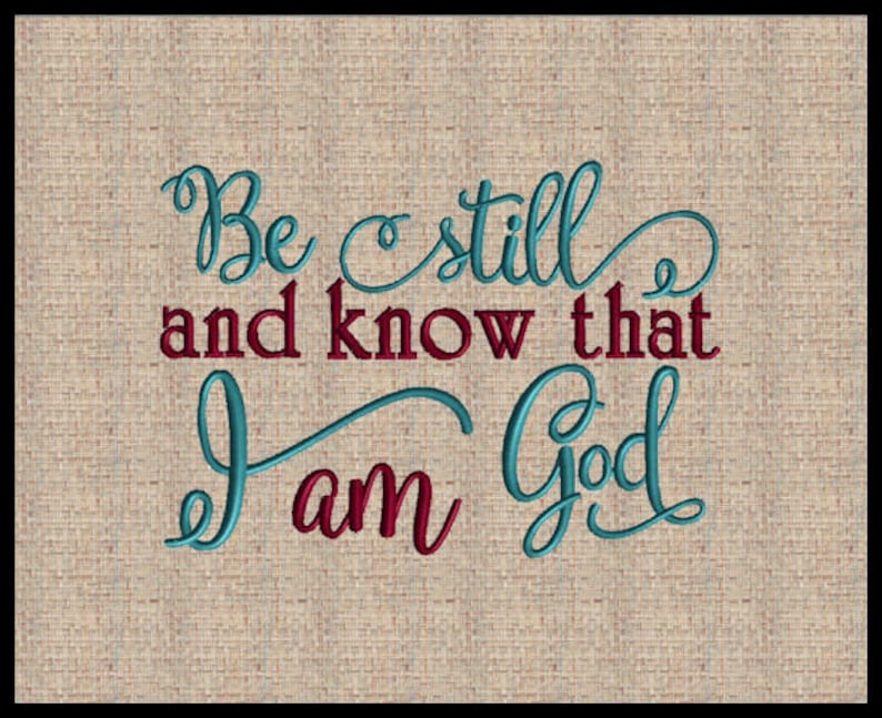 Op de afbeelding: Een beige stoffen achtergrond met de tekst "Be still and know that I am God" in turquoise en donkerrode cursieve letters.