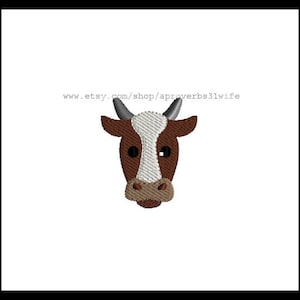Op de afbeelding: Geborduurd koeiengezicht met bruine, witte en bruine details, inclusief hoorns en een getextureerde snuit. Het ontwerp is gecentreerd op een witte achtergrond. Tekst bovenaan luidt: www.etsy.com/shop/aproverbs31wife.