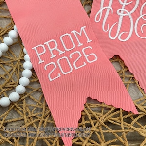 PROM 2026 Maschinenstickerei | Blumenstrauß Stickdatei, Stickdatei Ribbon Schärpe Stickdatei | NUR PROM 2026