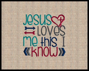 Könnte beinhalten: Gestickte Kunst mit dem Text "JESUS LOVES ME THIS I KNOW" in Türkis, Rot, Grau und Marineblau. Das Wort "LOVES" zeigt ein Herz mit einem Kreuz. Der Hintergrund ist ein beigefarbener, strukturierter Stoff.
