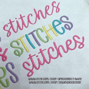 Pode incluir: Close-up de um bordado com a palavra "stitches" em it&aacute;lico, repetida tr&ecirc;s vezes em rosa e cores pastel. O fundo &eacute; de tecido branco. Os URLs das lojas Etsy s&atilde;o vis&iacute;veis na parte inferior da imagem.