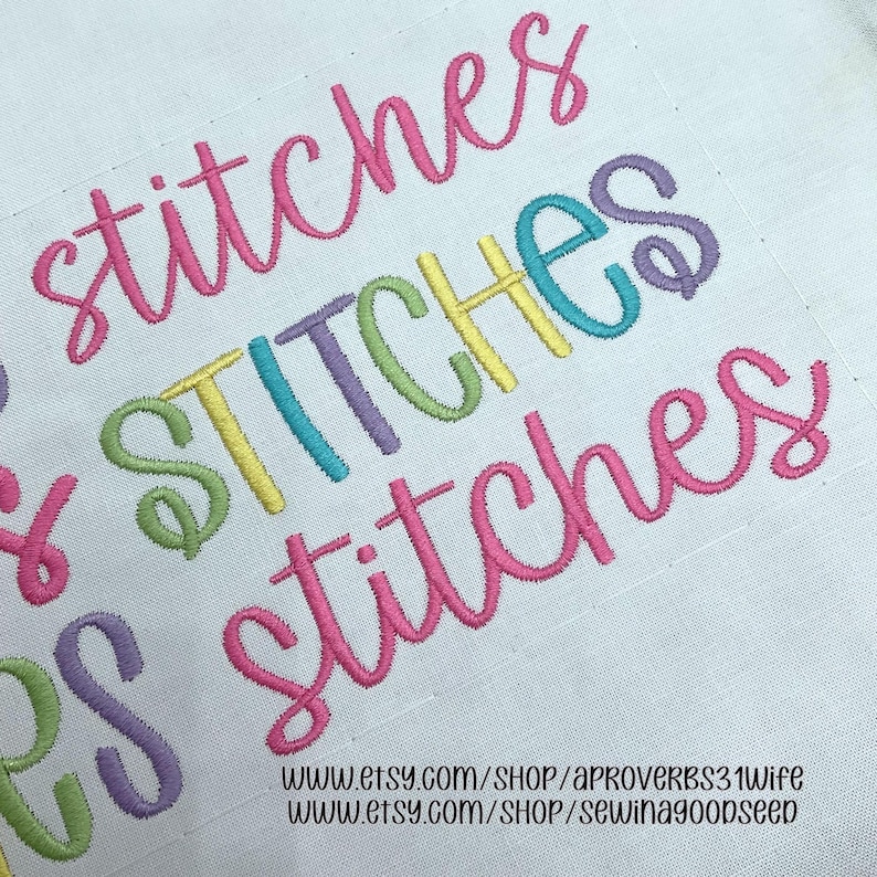 Pode incluir: Close-up de um bordado com a palavra "stitches" em it&aacute;lico, repetida tr&ecirc;s vezes em rosa e cores pastel. O fundo &eacute; de tecido branco. Os URLs das lojas Etsy s&atilde;o vis&iacute;veis na parte inferior da imagem.