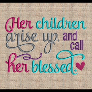 Può includere: Disegno ricamato su uno sfondo di tessuto beige. Il testo recita "I suoi figli si alzano e la chiamano benedetta." con un cuore rosa.