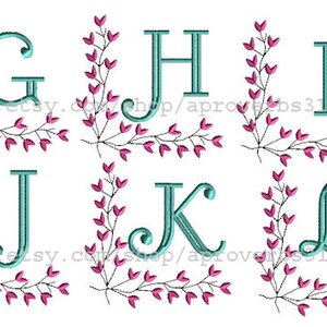 Puede incluir: Letras del alfabeto bordadas G, H, I, J, K y L en azul turquesa con un borde floral rosa. Cada letra est&aacute; rodeada de una corona de hojas rosas y corazones.