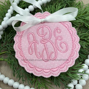 In the hoop Jakobsmuschel Monogramm Namensschild Maschinenstickerei Design - Geschenktüten und Korb - ITH Baby Ankündigung Rahmen 3 Größen - 4x4 5x7 6x10
