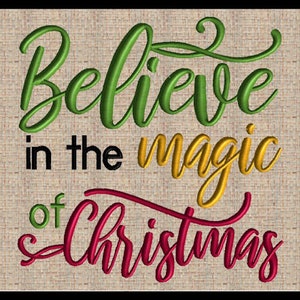 Könnte beinhalten: Gestickte Kunst mit den Worten "Believe in the magic of Christmas" in grüner, schwarzer, gelber und roter Schrift. Der Text befindet sich auf einem beigefarbenen, strukturierten Hintergrund, ideal für die Weihnachtsdekoration.