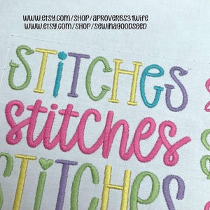 Pode incluir: Close-up de texto bordado que diz "Stitches" em v&aacute;rias cores, incluindo amarelo, azul-petr&oacute;leo, rosa e verde. O texto est&aacute; em uma fonte cursiva. O fundo &eacute; um tecido claro.