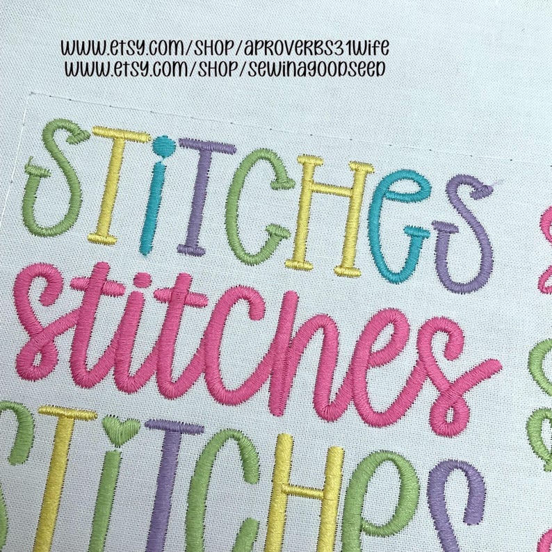 Pode incluir: Close-up de texto bordado que diz "Stitches" em v&aacute;rias cores, incluindo amarelo, azul-petr&oacute;leo, rosa e verde. O texto est&aacute; em uma fonte cursiva. O fundo &eacute; um tecido claro.