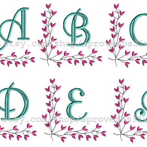 Puede incluir: Letras del alfabeto bordadas de la A a la F con un dise&ntilde;o floral de hojas en rosa y turquesa.