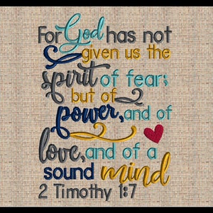 Pode incluir: Citação bordada em um fundo de tecido bege. A citação diz: "Porque Deus não nos deu espírito de covardia, mas de poder, de amor e de domínio próprio. 2 Timóteo 1:7".