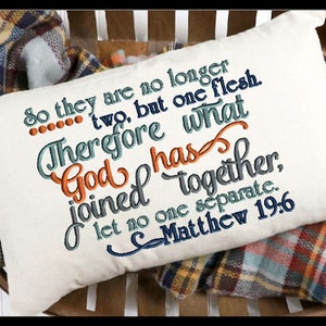 Könnte beinhalten: Ein weißes Kissen mit gesticktem Text in Blau, Orange und Grau. Der Text lautet "So they are no longer two, but one flesh. Therefore what God has joined together, let no one separate. Matthew 19:6".