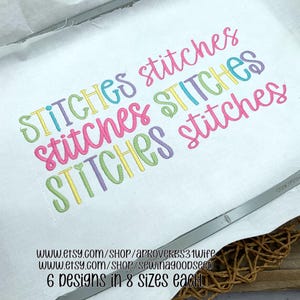 Pode incluir: Tecido branco com a palavra "STITCHES" bordada em um arco-&iacute;ris de cores. A palavra &eacute; repetida v&aacute;rias vezes em tamanhos diferentes. O texto "6 designs in 8 sizes each" tamb&eacute;m &eacute; vis&iacute;vel.