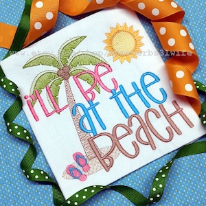 Może przedstawiać: Haftowany wzór przedstawiający palmę, słońce i tekst "I'll be at the beach" w różowym, niebieskim i brązowym kolorze nici na białym tle tkaniny.
