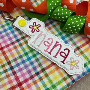 In der Stickrahmen Nana Snap Lasche Schlüsselanhänger mit Blumen | ITH Snap Tab Stickdatei