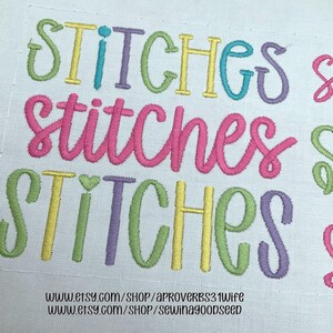 Pode incluir: Texto bordado em tecido branco. A palavra "stitches" &eacute; repetida em v&aacute;rias cores: verde, amarelo, azul, rosa e roxo. O texto est&aacute; em uma fonte cursiva caprichosa. A parte inferior da imagem inclui endere&ccedil;os de sites.