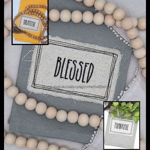 Puede incluir: Arreglo decorativo con una tela gris con la palabra "BLESSED" en negro, enmarcada por un borde negro. Tambi&eacute;n hay cuentas de madera e im&aacute;genes m&aacute;s peque&ntilde;as con las palabras "GRATEFUL" y "THANKFUL".