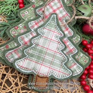 Könnte beinhalten: Nahaufnahme von drei Weihnachtsbaumschmuckstücken. Die Ornamente bestehen aus Stoff mit einem rot-grünen Karomuster und einem grün-rosa Blumenmuster. Jeder Baum ist mit grünem Stoff und weißen Nähten umrandet. Die Ornamente sind mit Bindfaden gebunden.