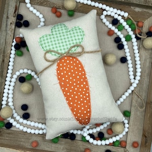 ITH Karotte Kissen - Oster Dekor - Rustikales Karotten Kissen - In The Hoop Kissen Stickerei Design - Shelf Sitter - 5x7 6x10 7x12 8x12 9x12