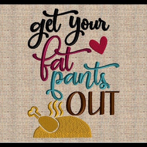 Può includere: Disegno ricamato su uno sfondo di tessuto beige con il testo "get your fat pants out" e un piccolo cuore rosso. Un tacchino giallo stilizzato si trova sotto il testo.