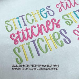 Pode incluir: Texto bordado sobre fundo branco. A palavra "STITCHES" &eacute; repetida v&aacute;rias vezes em uma fonte cursiva colorida. O texto est&aacute; em tons de amarelo, verde, rosa, roxo e azul. Os URLs das lojas Etsy est&atilde;o na parte inferior.