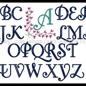 Puede incluir: Un alfabeto completo en una fuente decorativa con un toque de fantas&iacute;a. Las letras son de color azul marino y est&aacute;n dispuestas en tres filas. Un peque&ntilde;o dise&ntilde;o floral con hojas rosas y verdes se encuentra en el centro de la imagen.