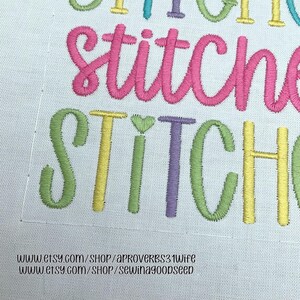 Pode incluir: Close-up de texto bordado com a palavra "stitches" em uma variedade de cores pastel, incluindo rosa, verde, amarelo e roxo. O bordado est&aacute; em um fundo de tecido branco. A imagem tamb&eacute;m inclui dois URLs de lojas Etsy.