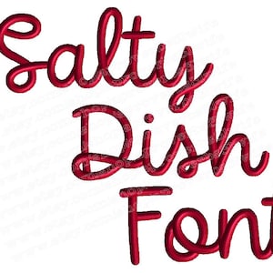 以下が含まれることがあります： 白い背景に赤い刺繍文字で「Salty Dish Font」と筆記体で書かれています。 このフォントは、さまざまなクリエイティブプロジェクトに適した装飾的なデザインのようです。