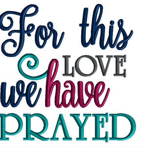 Può includere: Un disegno ricamato su sfondo bianco presenta le parole «For this LOVE we have PRAYED». Il testo è in vari colori, tra cui blu navy, verde acqua, fucsia e grigio, con un carattere simile a una sceneggiatura.