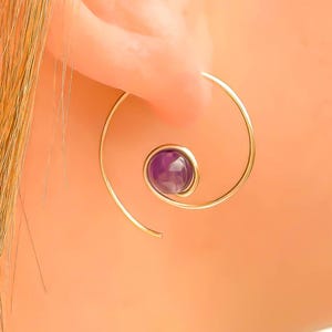 14Kゴールドフィルドパープルアメジストスパイラルスレッダーイヤリング、ダングルフープイヤリング、20G 0.8インチ直径、防水性、上品なミニマリストギフト